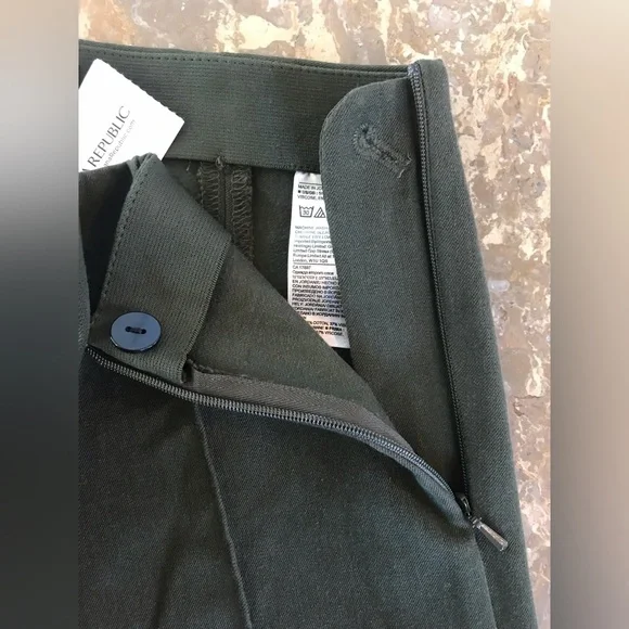 NWT Banana RepublicWomen’s olive green side zip/ankle zip pants, size 0